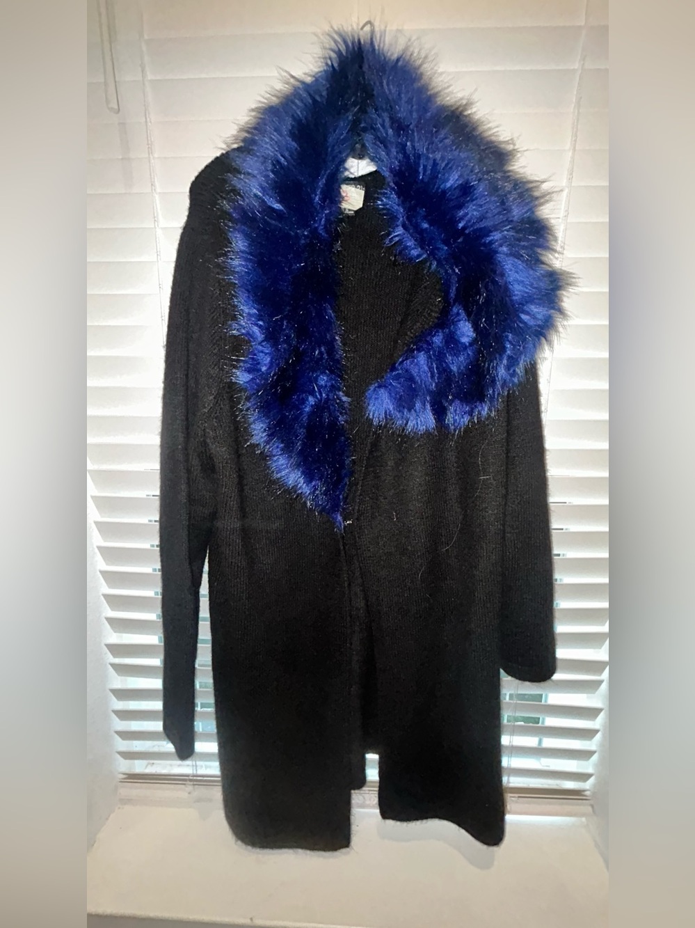 Forever 21 black longline cardigan with a prominent blue faux fur collar Sz 3x